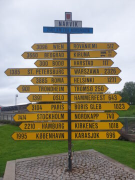 Wegweiser in Narvik 2.407 km bis zum Nordpol; Wien: 3.096 km