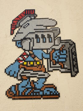 Wandmosaik Wandmosaik eines Schlumpfes in römischer Rüstung