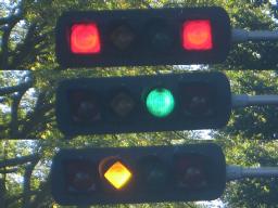 Im Gegensatz zu üblichen Ampeln sind jene auf Prince Edward Island nämlich einerseits waagrecht montiert, andererseits haben die Lichter recht eigenwillige Formen: Ganz außen findet sich je ein rotes Signallicht – allerdings quadratisch! In der Mitte ist rechts ein (wie üblich rundes) grünes Signallicht zu sehen, während das gelbe Licht links neben dem grünen ein auf der Spitze stehendes Quadrat darstellt.