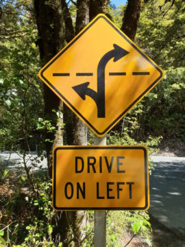 Verkehrsschild "Links fahren" mit Richtungspfeilen, die das Abbiegen auf die richtige Spur anzeigen